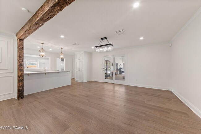 Building Photo - 1103 W Bayou Pkwy