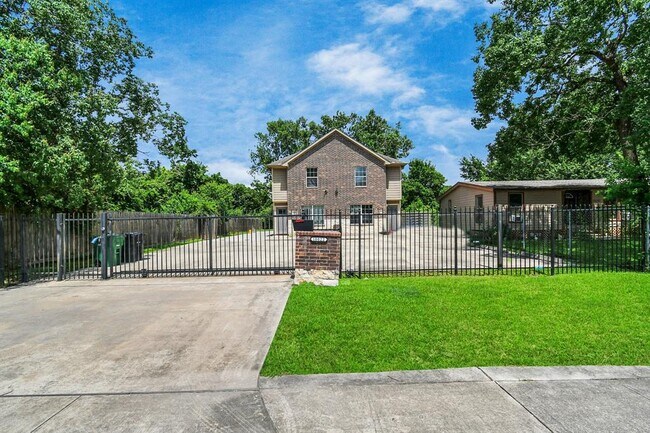 Foto del edificio - 10022 Raymondville Rd