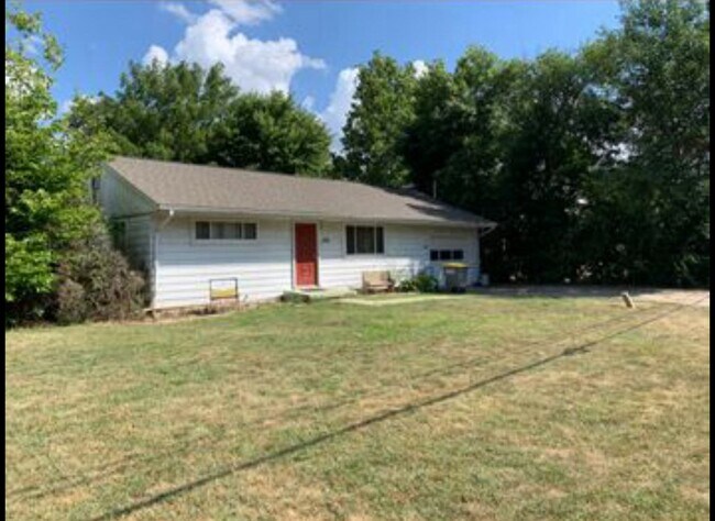 Building Photo - 4 Bedroom, 2 Bathroom House Close to Purdu...