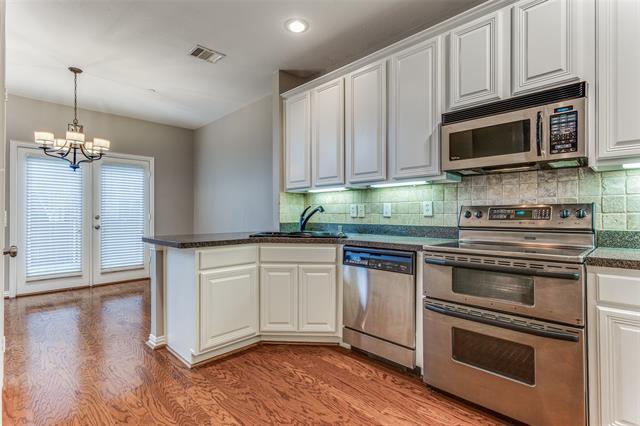 Building Photo - 9828 Castlewood Dr