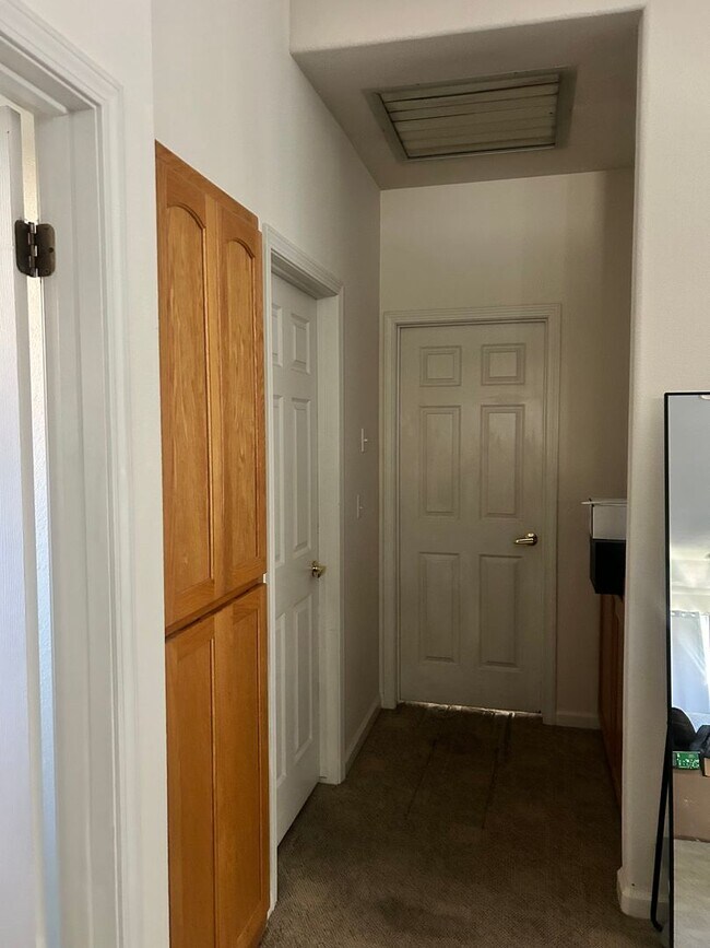 Building Photo - Nice 3 bed 2 bath in quiet Lemoore neighbo...