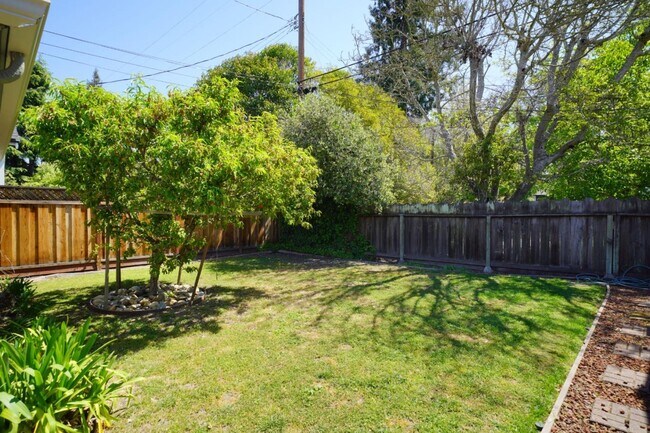 Building Photo - 719 Rosewood Dr