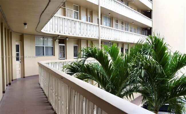 Foto del edificio - 1475 NE 125th Terrace