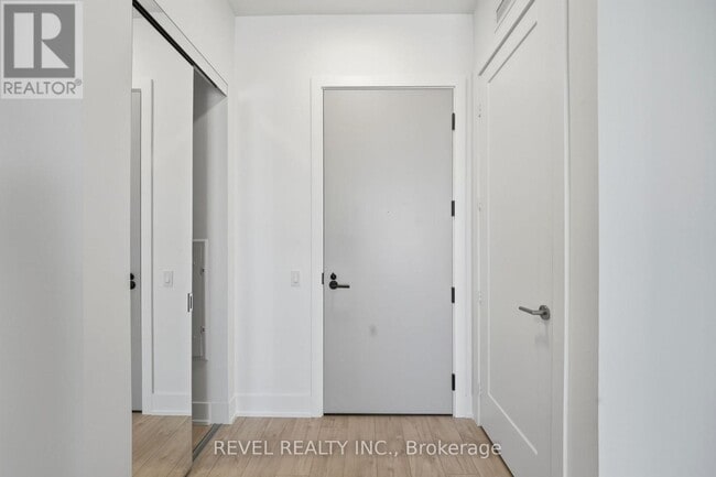 Building Photo - 858 Dupont St