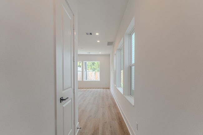 Foto del edificio - 7707 Inwood Grv Ln