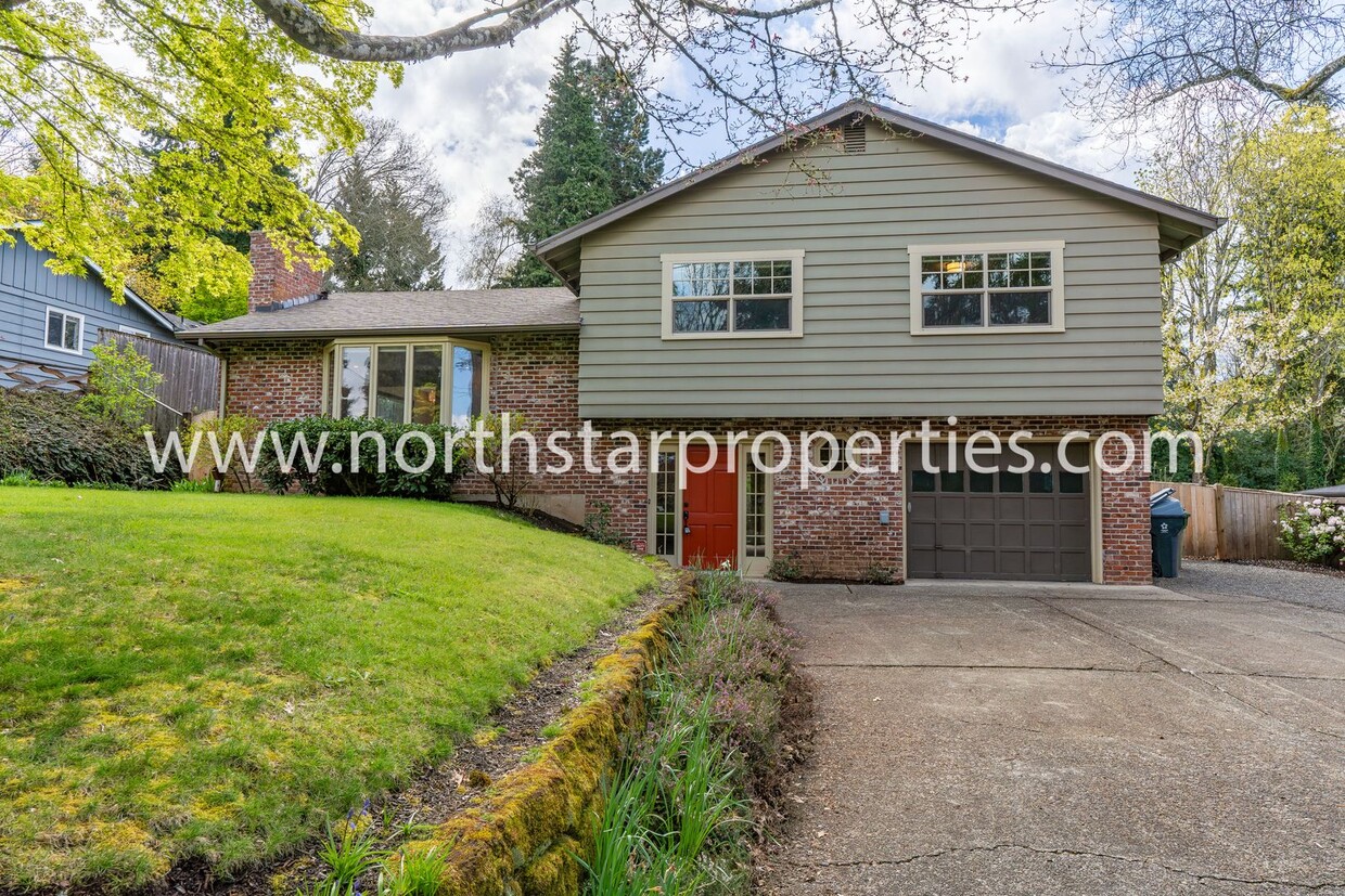 Foto principal - Charming and Spacious Lake Oswego Home