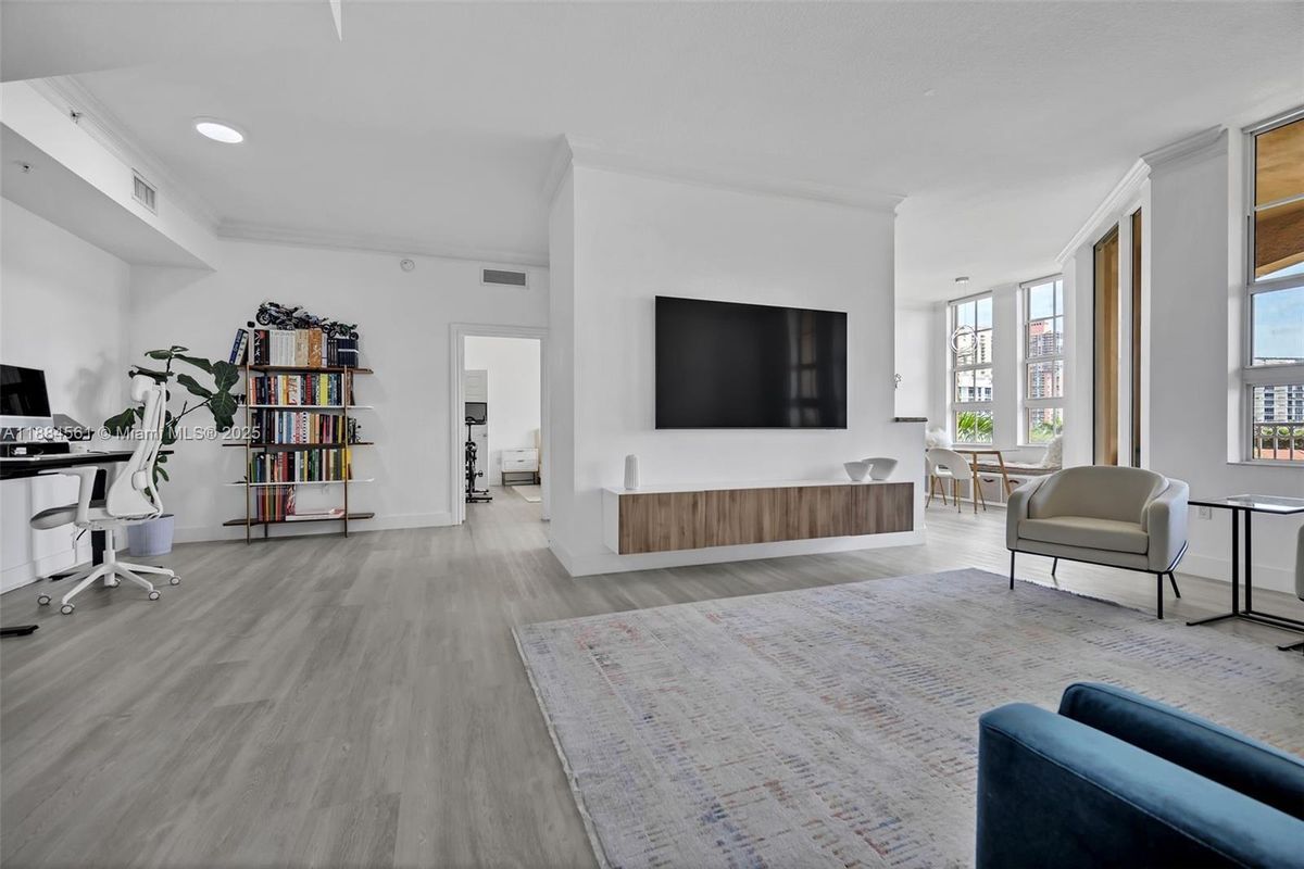 Foto principal - 3001 NE 185th St