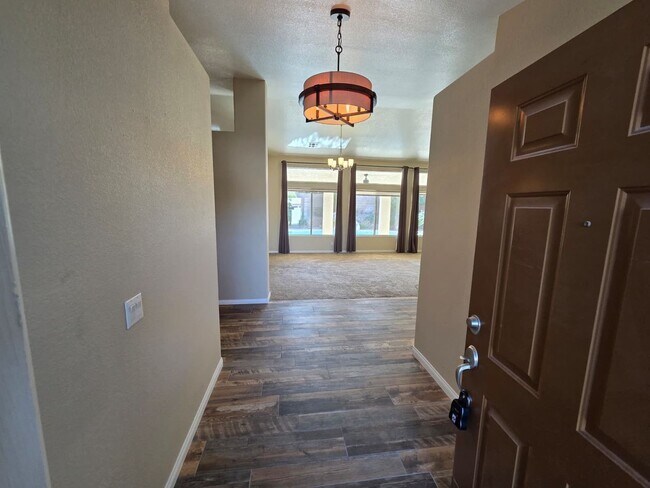 Foto del edificio - Single-Story 3 Bed / 2.5 Bath Home w/ Private Pool, Spa