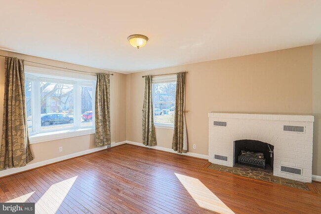 Building Photo - 6226 Woodcrest Ave