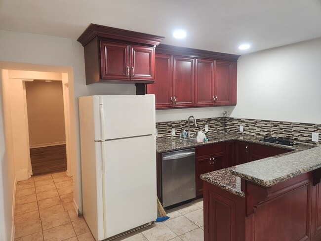 Building Photo - 5516 Vanalden Ave