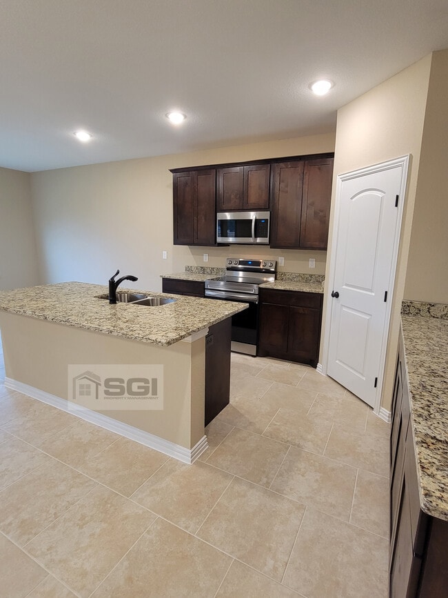 Building Photo - Fantastic quality construction 3 bedroom