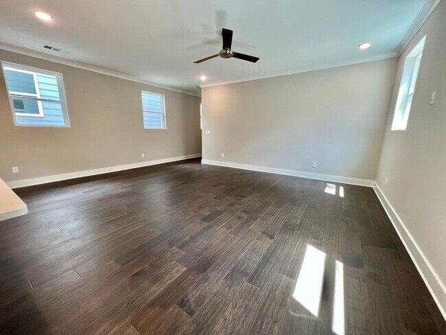 Building Photo - 4 Bedroom, 3 Bath Home w/ Garage