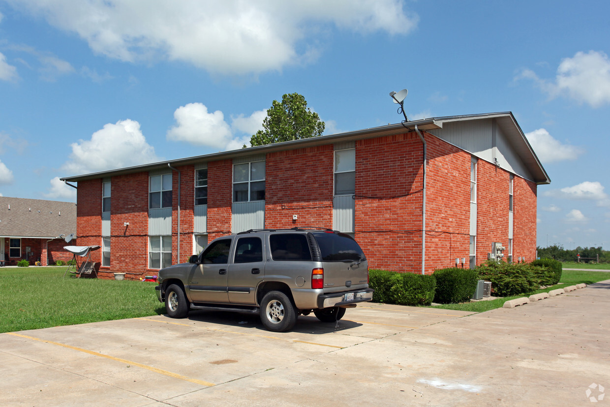 Building Photo - West Oaks Apartments