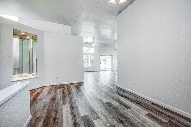 Building Photo - 1708 E Chelsea Dr