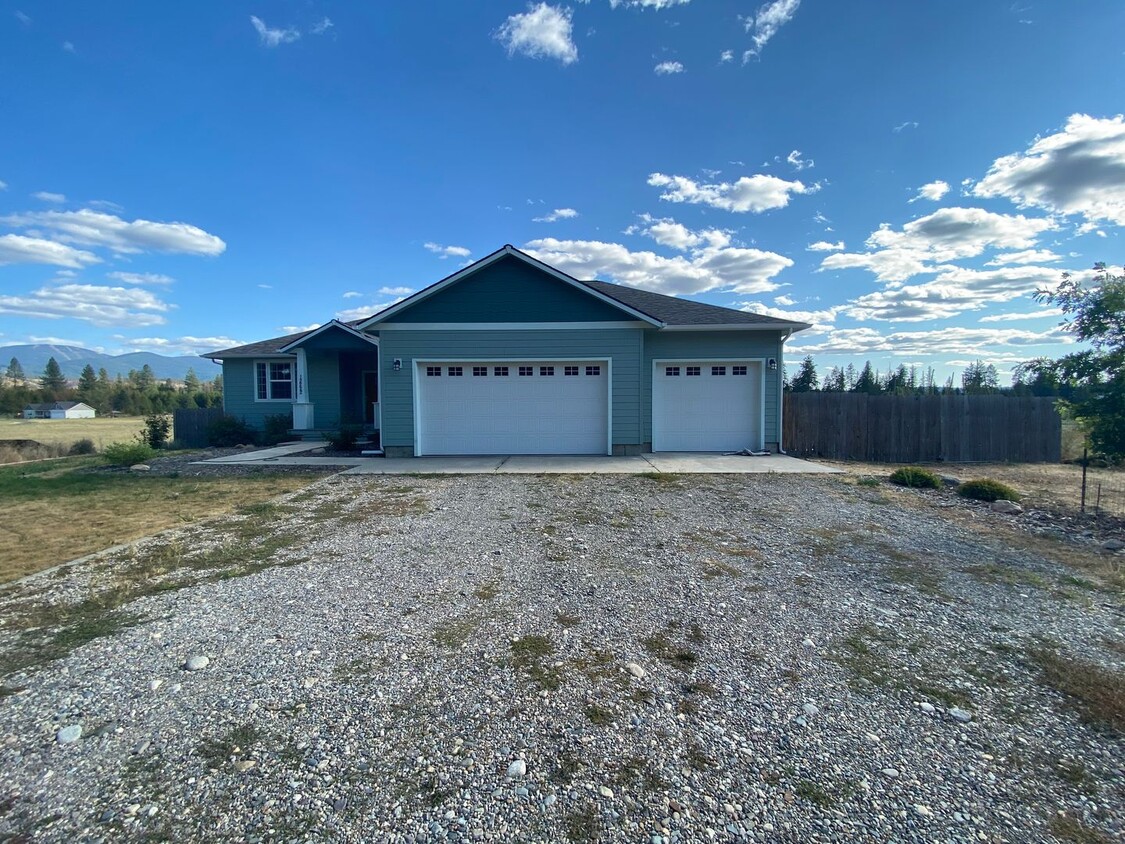 Primary Photo - Beautiful, 5 bedrooms, 3 bath daylight ran...