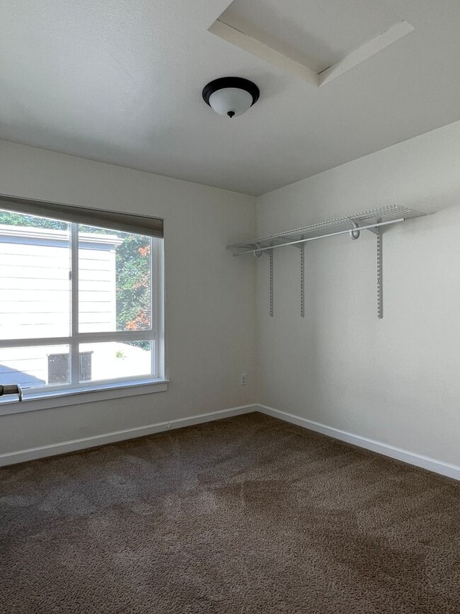 Foto del edificio - Large UW Townhome available 9/1 for 2025-2...