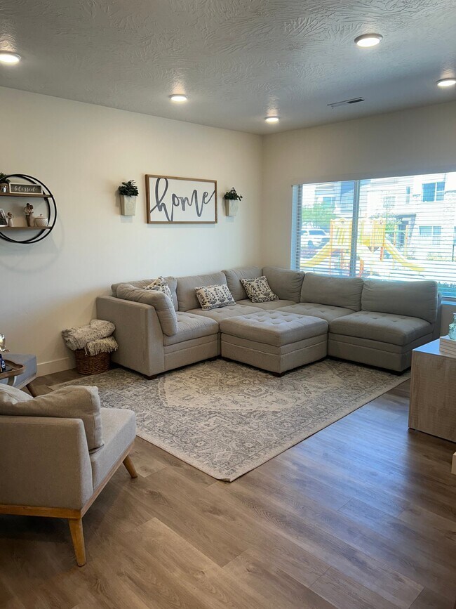 Foto del edificio - 656 W Vermillion Wind Ln