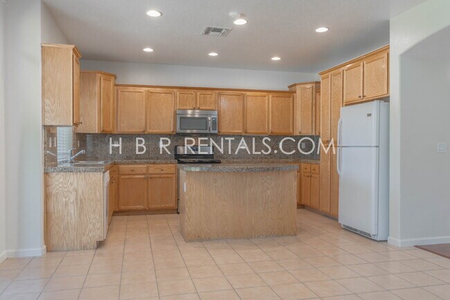 Building Photo - Spacious 5-Bedroom Retreat with Cozy Fireplace in Prime Tracy Location!