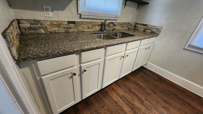 Foto del edificio - Cozy 2 Bedroom 1 Bath Bungalow!  Great Loc...