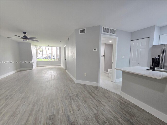 Foto del edificio - 2831 N Oakland Forest Dr