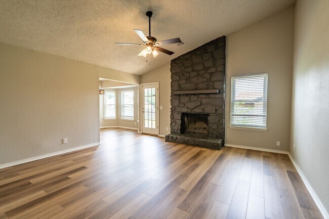 Foto del edificio - Charming 3-Bedroom, 2-Bath Home in Broken ...