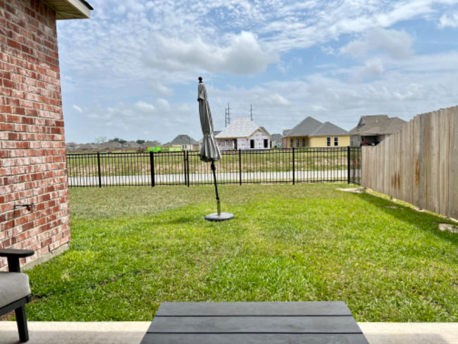 Foto del edificio - 215 Preston Rose Ln