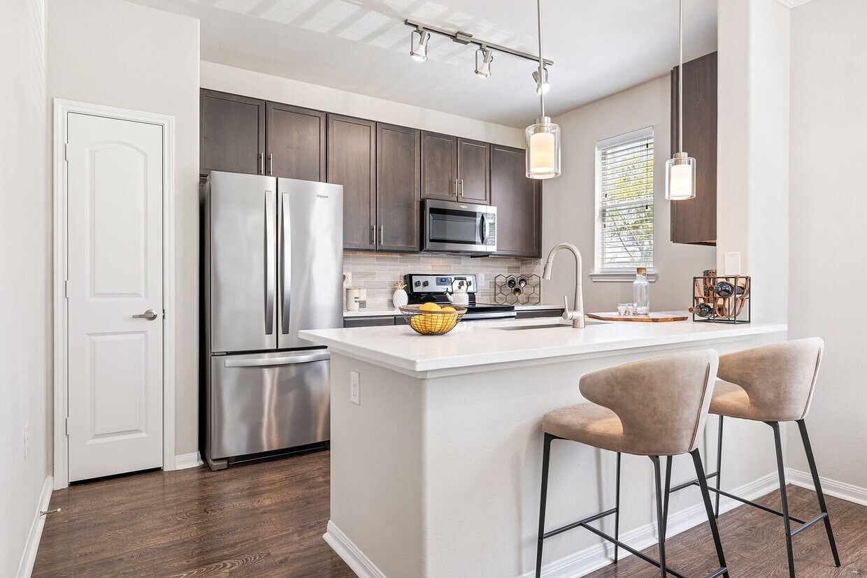 Foto principal - Modern 1-Bed Living with Waived Fees!