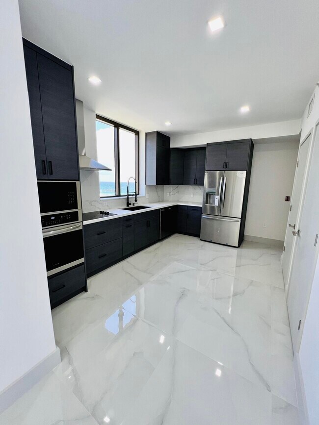 Building Photo - 16275 Collins Ave