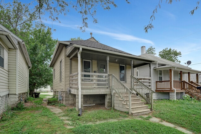 Building Photo - 705 New Hampshire St