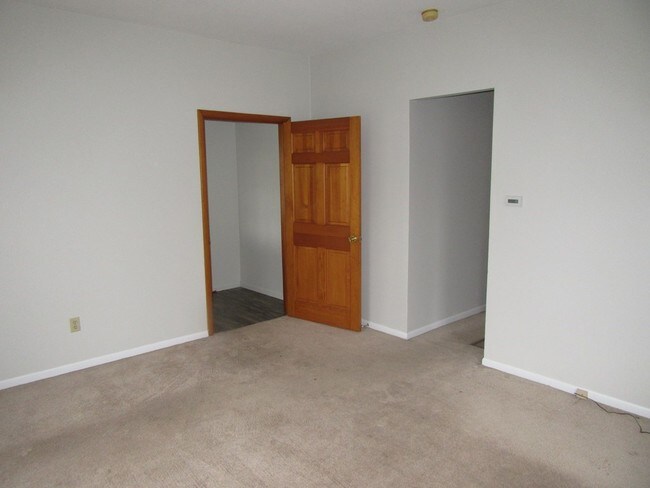 Building Photo - 407 Roe Ave