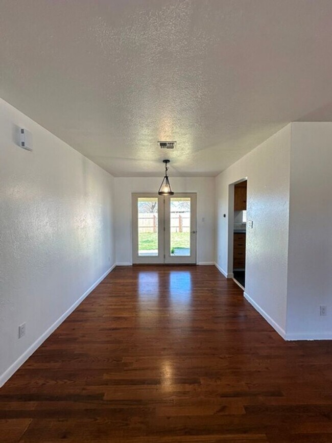 Foto del edificio - Updated home in Henley School District