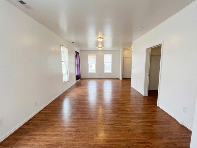 Photo - 148 W 66th St (Chicago, IL) Apartment