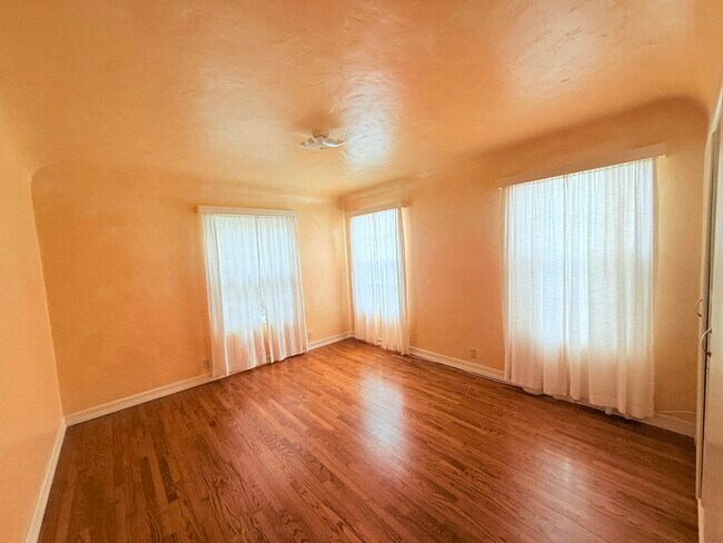 Foto del edificio - 619 W Cypress Ave