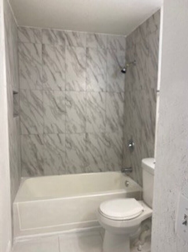 Foto del edificio - 2BR/1BA  TRIPLEX LOCATED DOWNTOWN ORLANDO