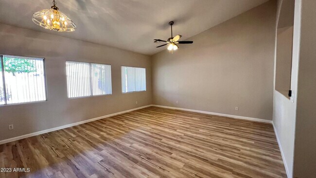 Foto del edificio - 495 N Bluejay Dr