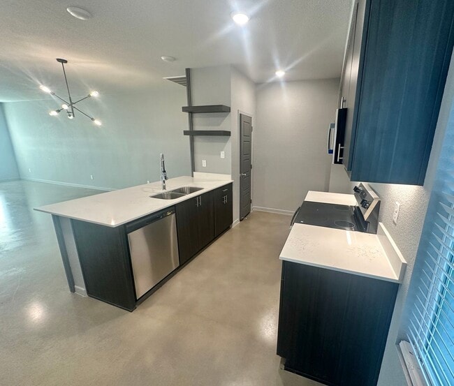 Foto del edificio - AVAILABLE NOW!