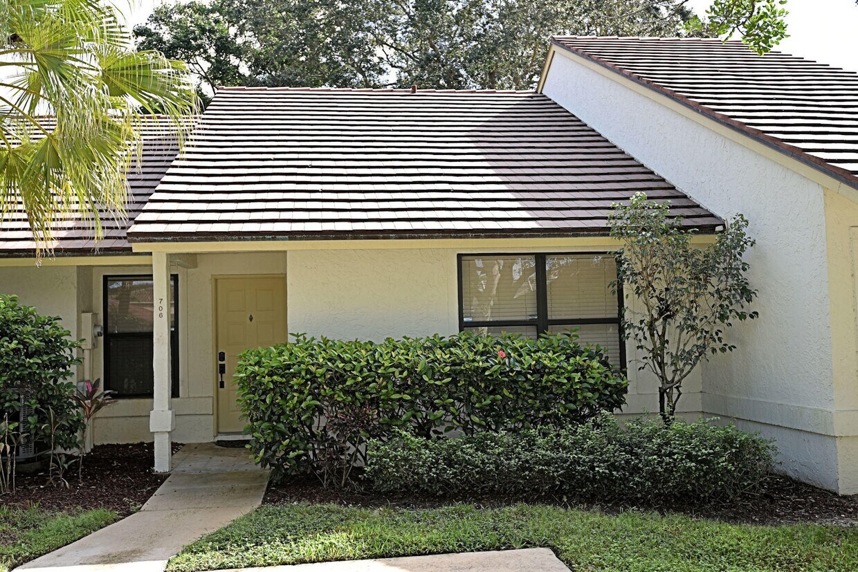 Primary Photo - 706 St Giles Ct