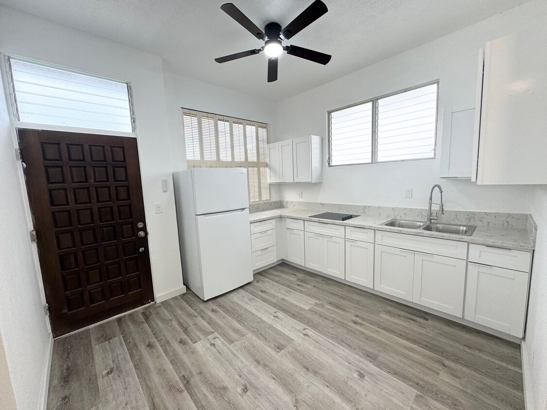 Foto principal - 2/1 with parking near Downtown! Move in re...