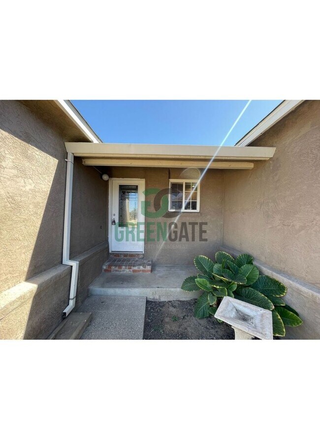 Building Photo - BEAUTIFUL 3 BEDROOM 2 BATH HOME MOVE IN RE...