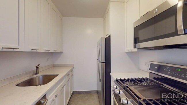 Building Photo - 247 W 87th St