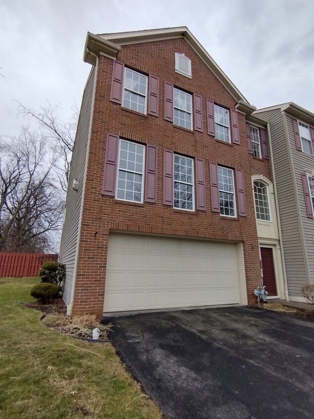 Primary Photo - Large 3 Bedroom 2.5 Bathroom Townhouse wit...