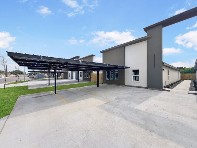 Building Photo - 2900 S Links Dr