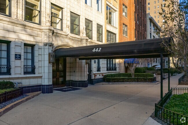 Building Photo - 442 W Wellington Ave