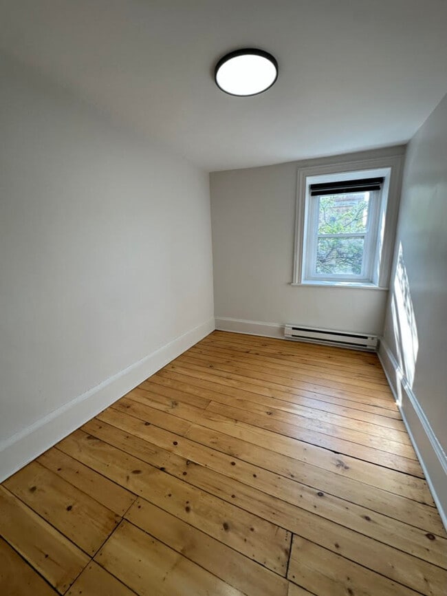 Building Photo - 2497 Rue Notre-Dame