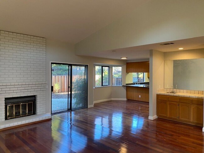 Foto del edificio - Desirable Area in the Hayward Hills - Comi...