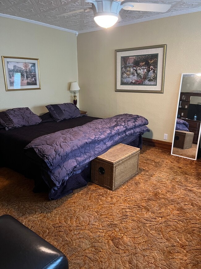 King size comfy bed - 610 High Ave E