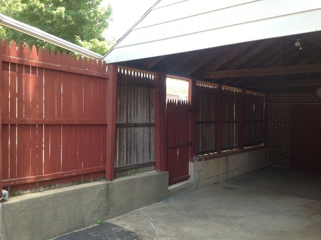 Building Photo - 513 Poplar St