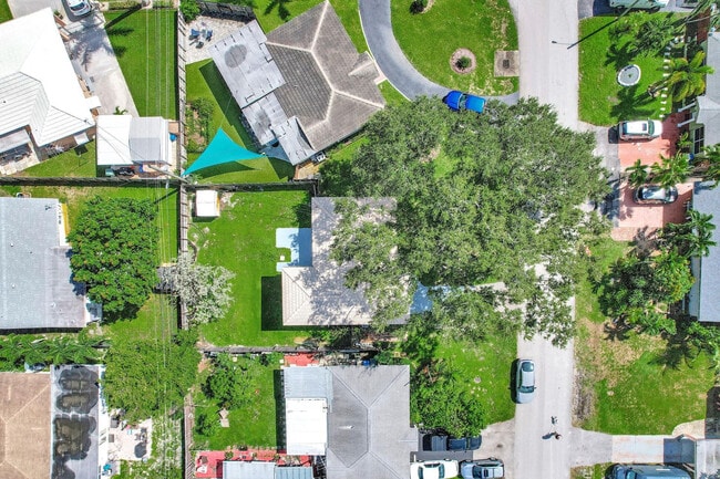 Foto del edificio - 261 NE 45th St