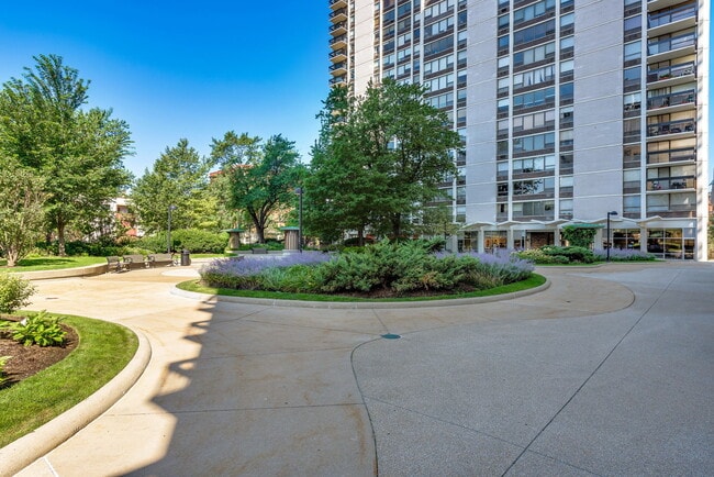 Building Photo - 1560 N Sandburg Ter