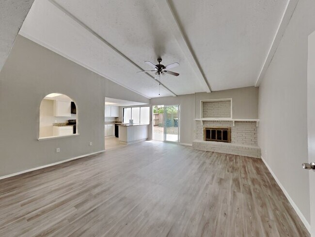 Building Photo - Charming 3/2 Home!